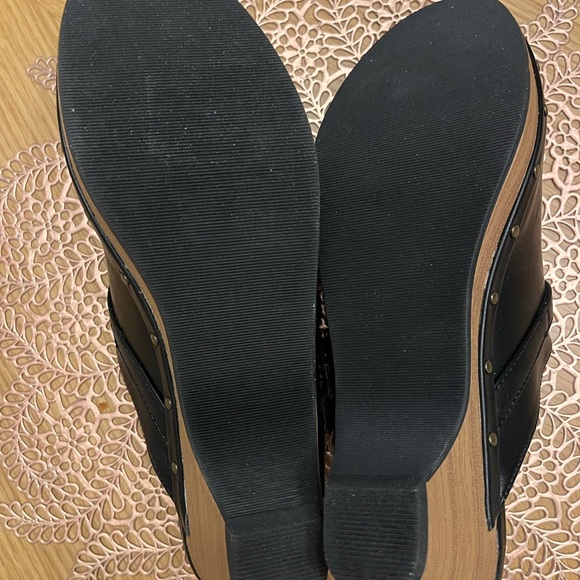 New in box, never worn, Gap clogs 8 - Picture 5 of 5